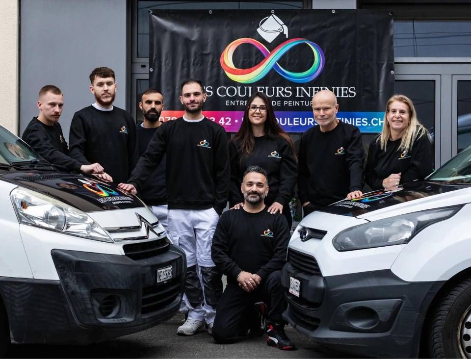 L'équipe de l'entreprise Les Couleurs Infinies se tient à votre disposition