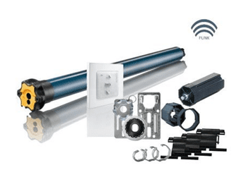 Grüner Aussenjalousie, der das Fenster teilweise verdeckt, beige Wand.