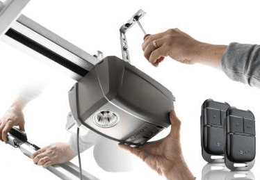 Eckgebäude aus Backstein mit dreieckigem Dach und weissen Fensterläden.