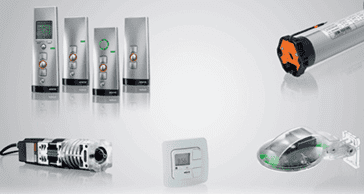 Gemütliches Dachzimmer mit Dachschräge und Fenster. Sessel, Hocker und Dekoration sind vor dem Fenster arrangiert.