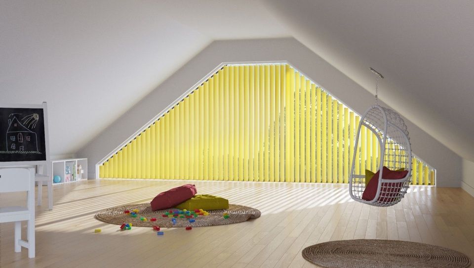 Dachgeschoss-Kinderzimmer mit gelbem Lamellenfenster, Hängesessel, Holzboden und Spielzeug.