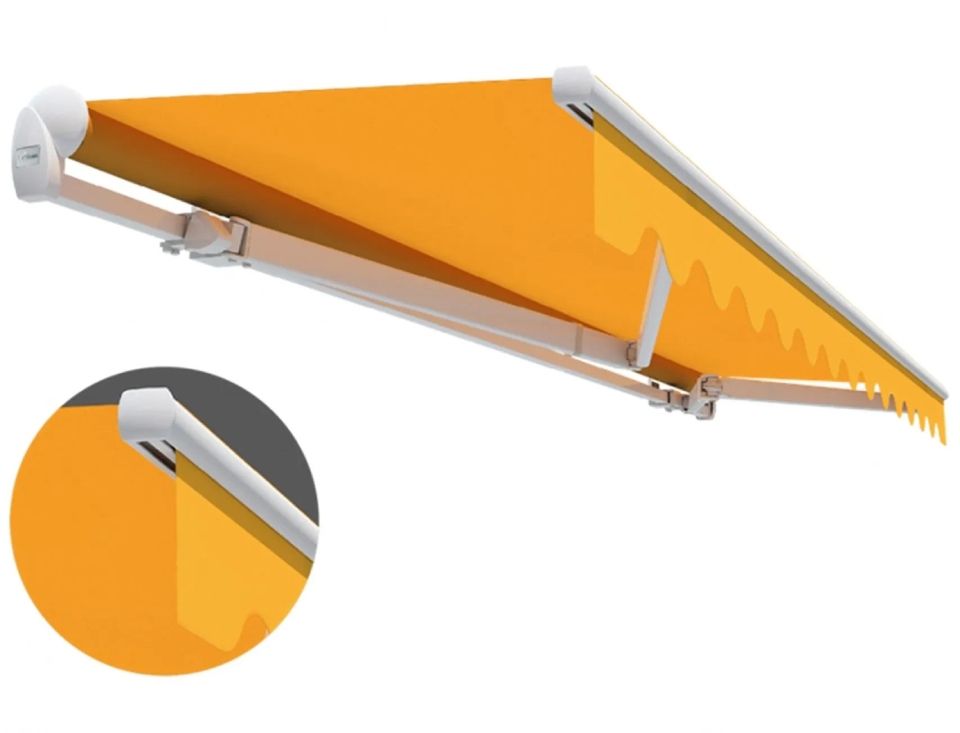 Gelbe, ausfahrbare Markise, die sich von einem weissen Gehäuse aus erstreckt.