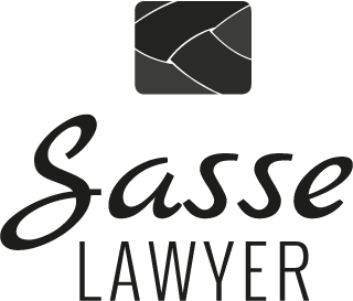 Logo für Sasse Lawyer: Quadratisches Mosaik über dem Wort „Sasse“ in Schreibschrift, darunter „LAWYER“.