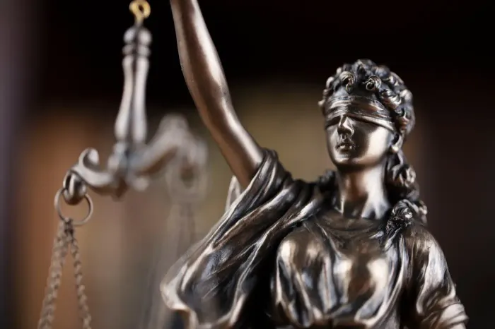 Statue der Justitia mit Waage, Augenbinde und Schwert, Bronze-Finish.