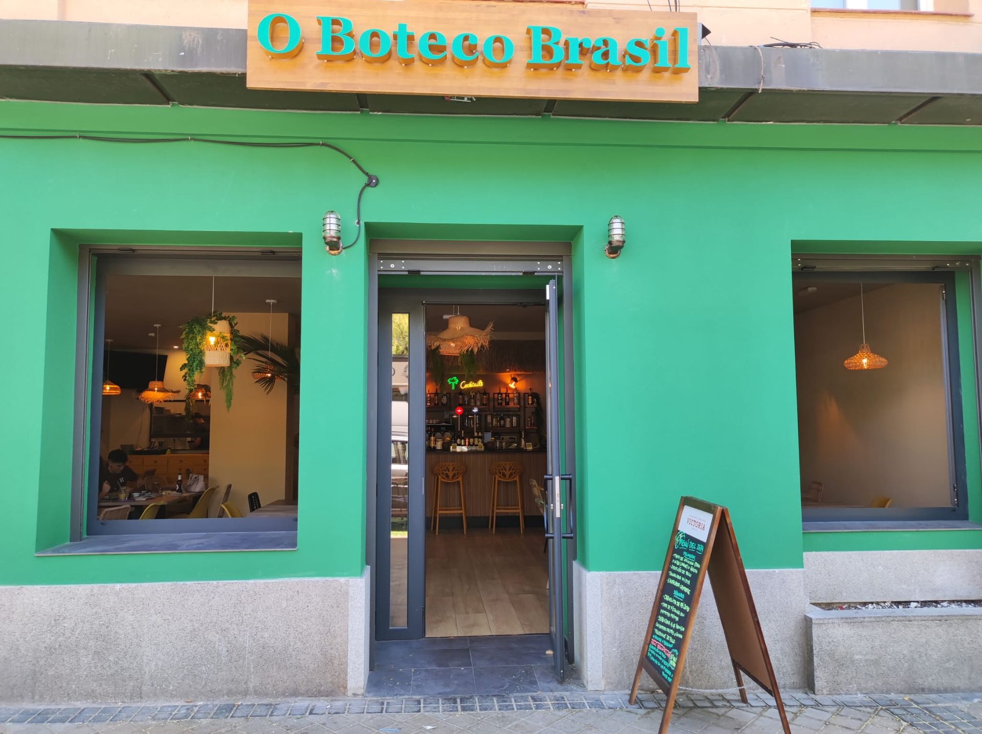 Un edificio verde con un cartel que dice boteco brasil