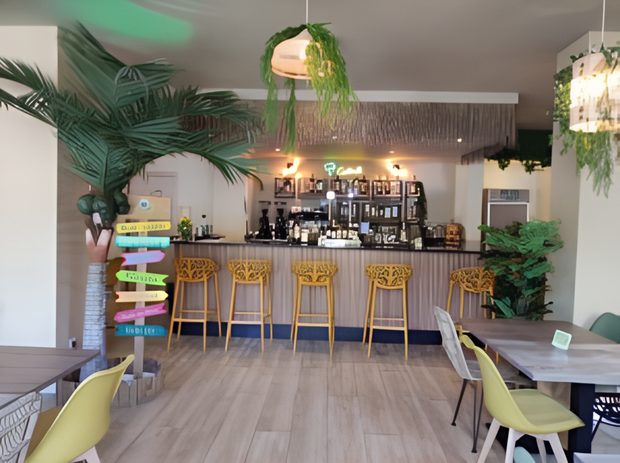 Un restaurante con mesas y sillas y un bar.