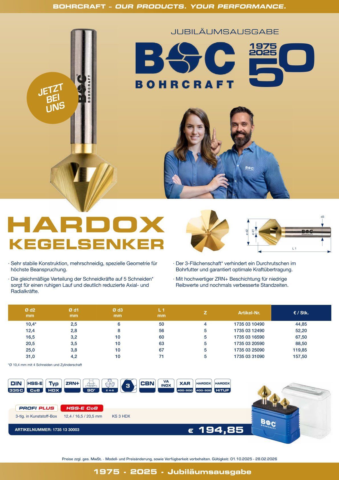 Stapel silberner Sechskantschrauben mit angefügten Unterlegscheiben auf weißem Hintergrund.