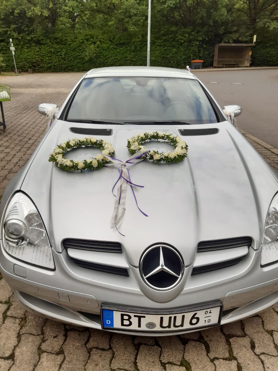 Blumen Kühnlein am Südfriedhof Hochzeitsgesteckt auf einem Auto