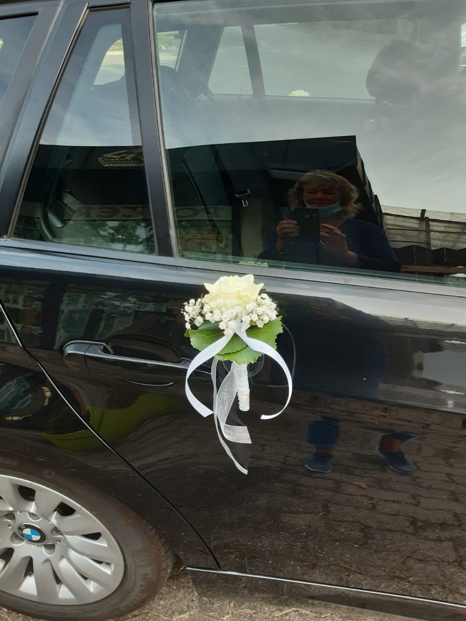 Blumen Kühnlein am Südfriedhof Hochzeitsgesteckt auf einem Auto