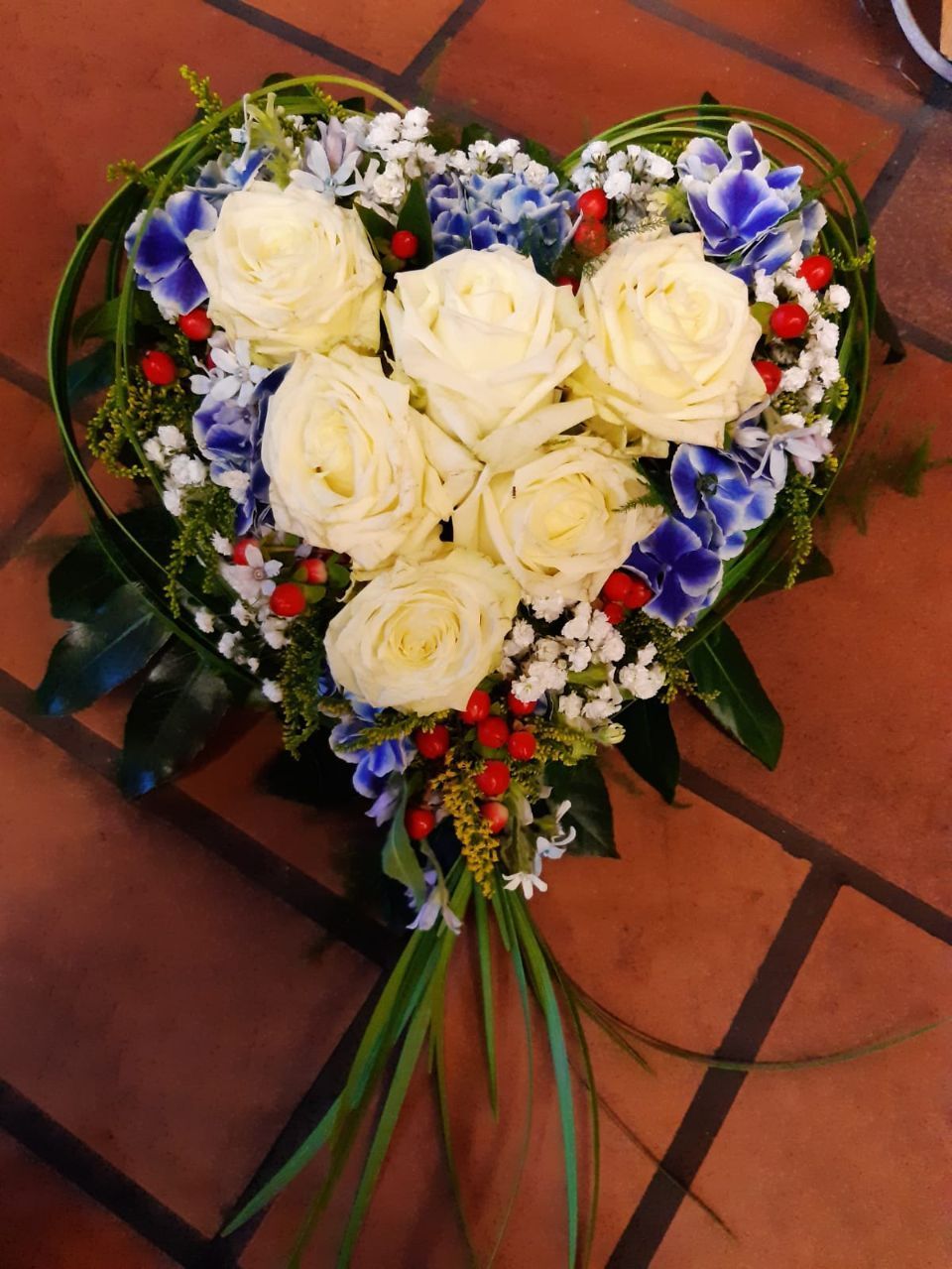 Blumen Kühnlein am Südfriedhof Blumengesteck in Herzform