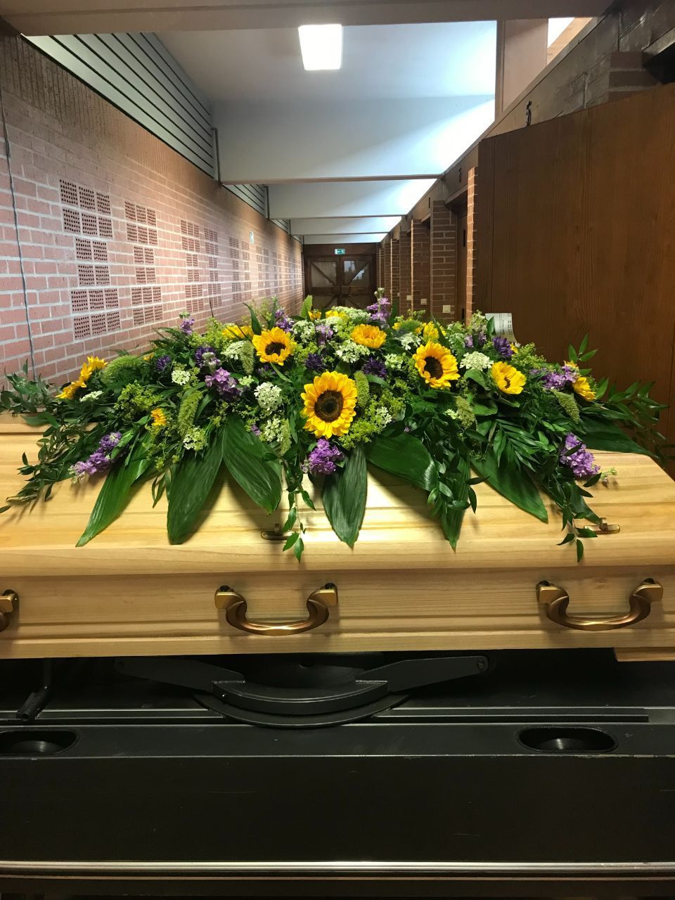 Blumen Kühnlein am Südfriedhof Grabgesteck auf einem Sarg