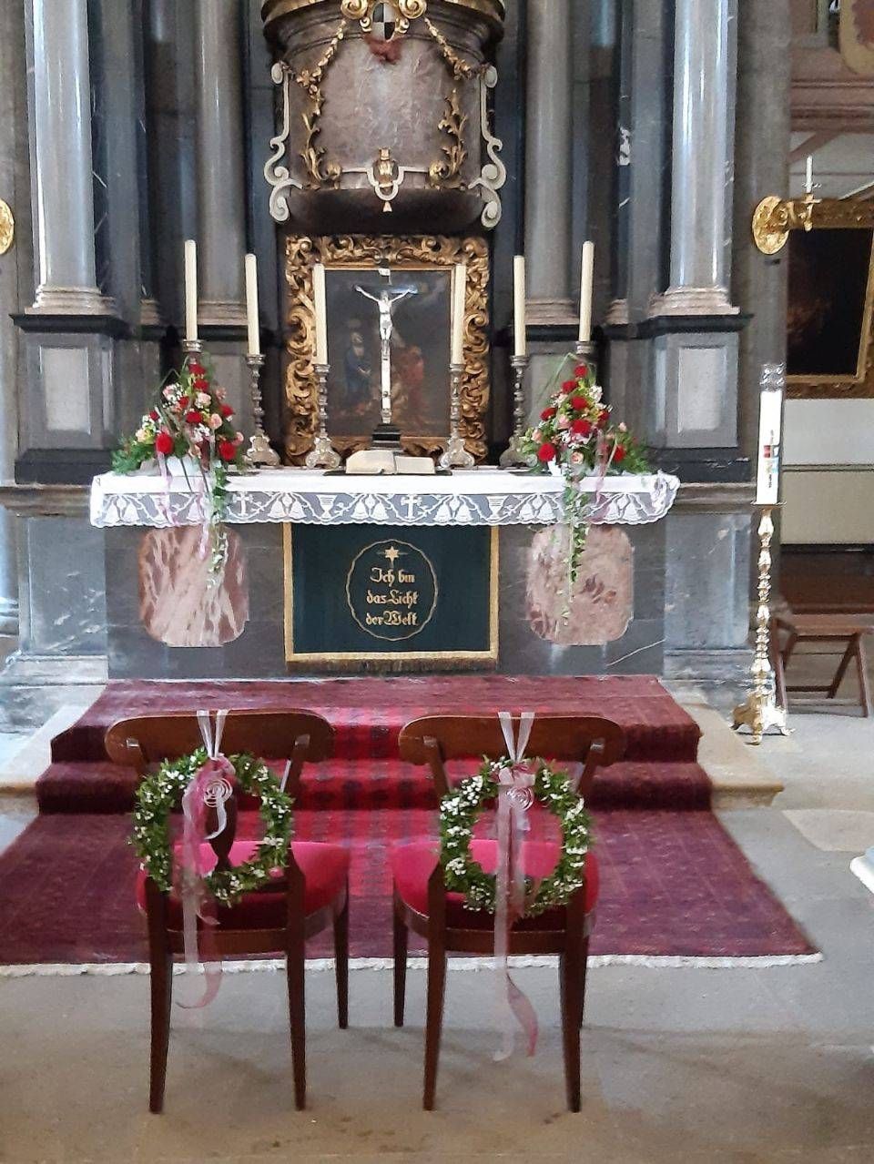 Blumen Kühnlein am Südfriedhof Blumendeko am Altar