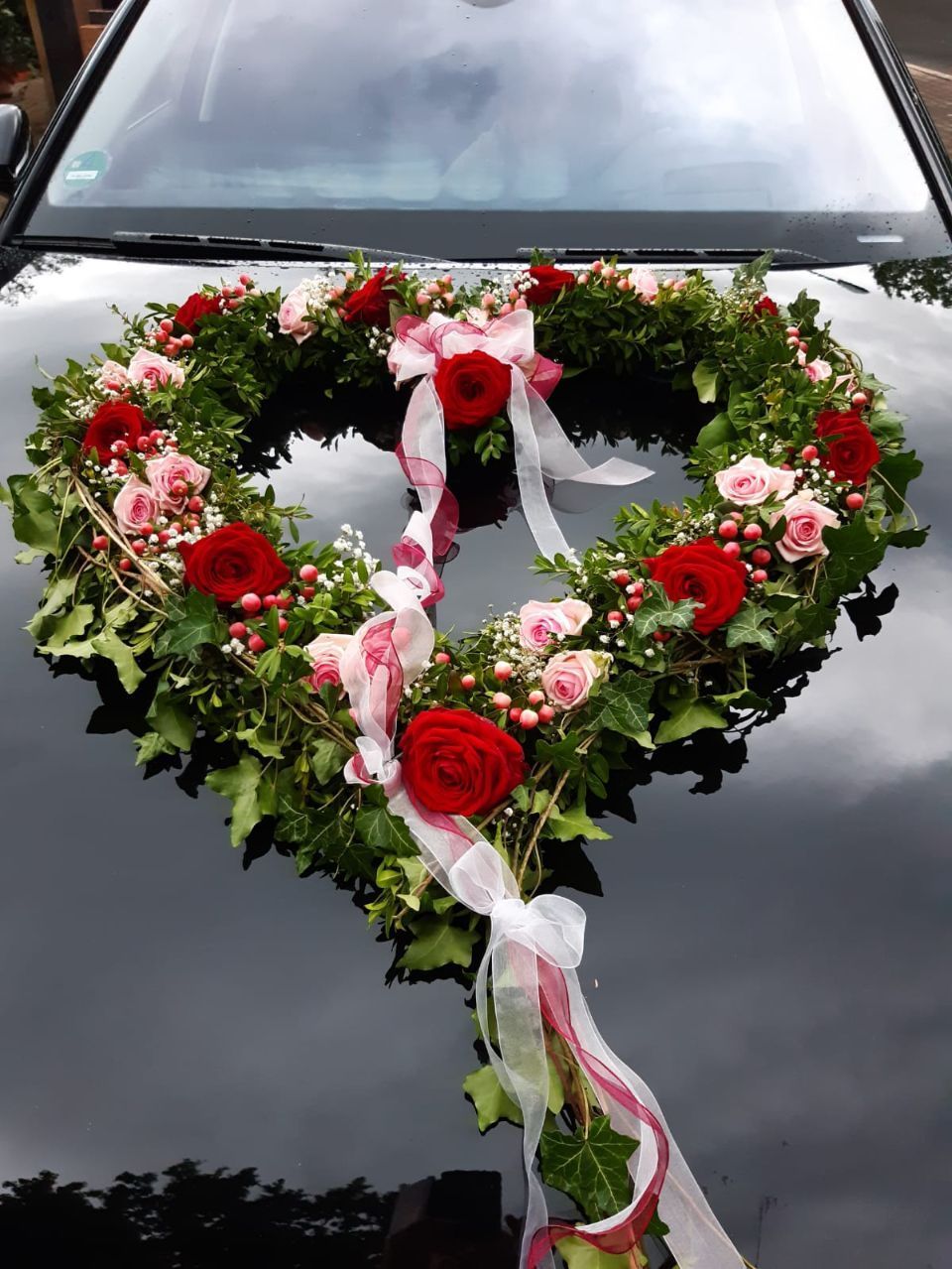 Blumen Kühnlein am Südfriedhof Hochzeitsgesteckt auf einem Auto