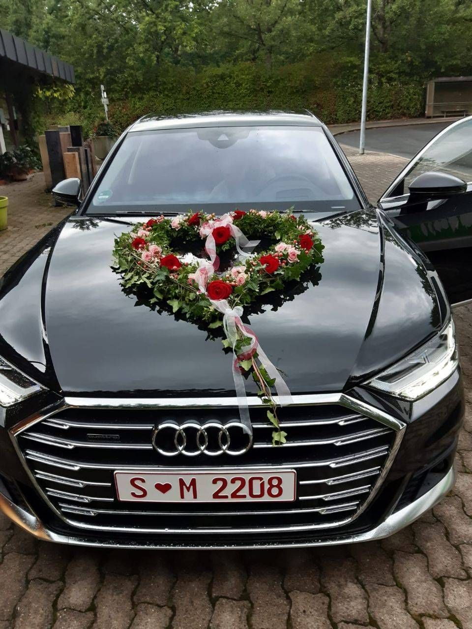 Blumen Kühnlein am Südfriedhof Hochzeitsgesteckt auf einem Auto