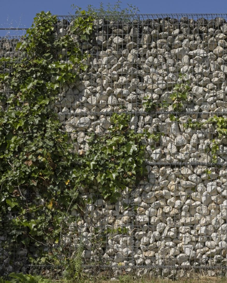 Mur de soutènement grillagé fait de pierres