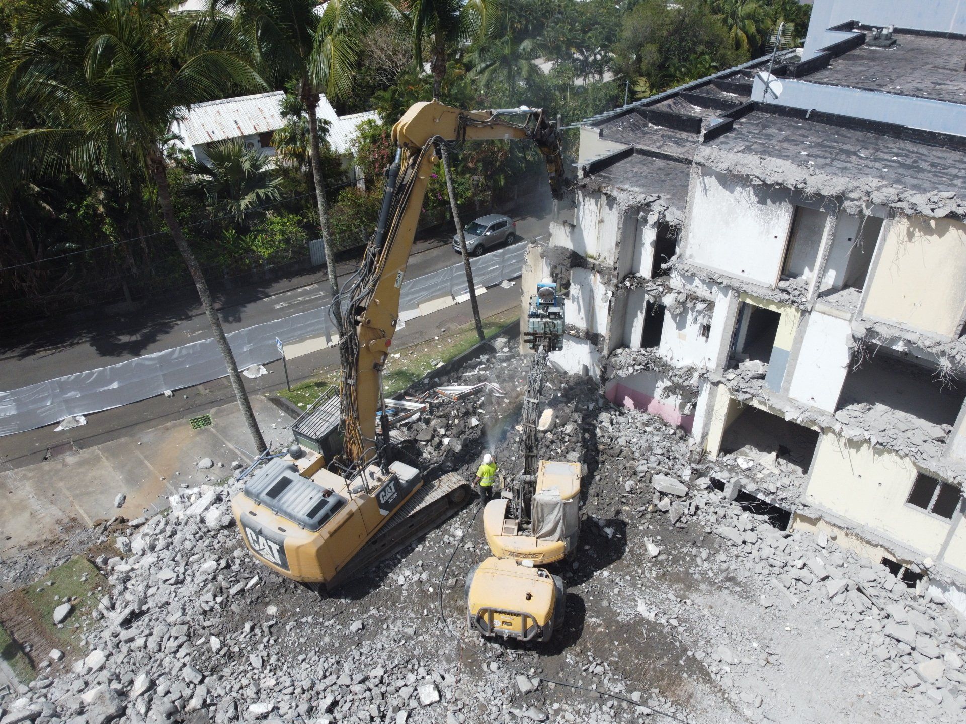 Destruction de bâtiment par pelleteuses