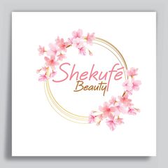 Un cartel de Shekufe Beauty muestra a una mujer con flores en la cabeza.