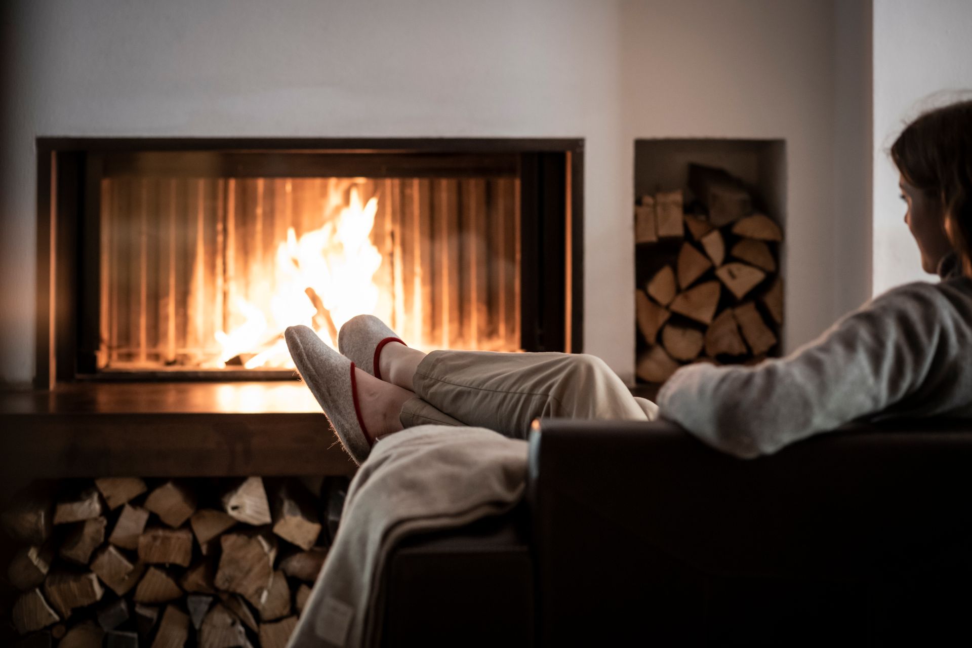 Gemütlicher Kaminofen im Wohnzimmer – entspannte Atmosphäre mit knisterndem Feuer