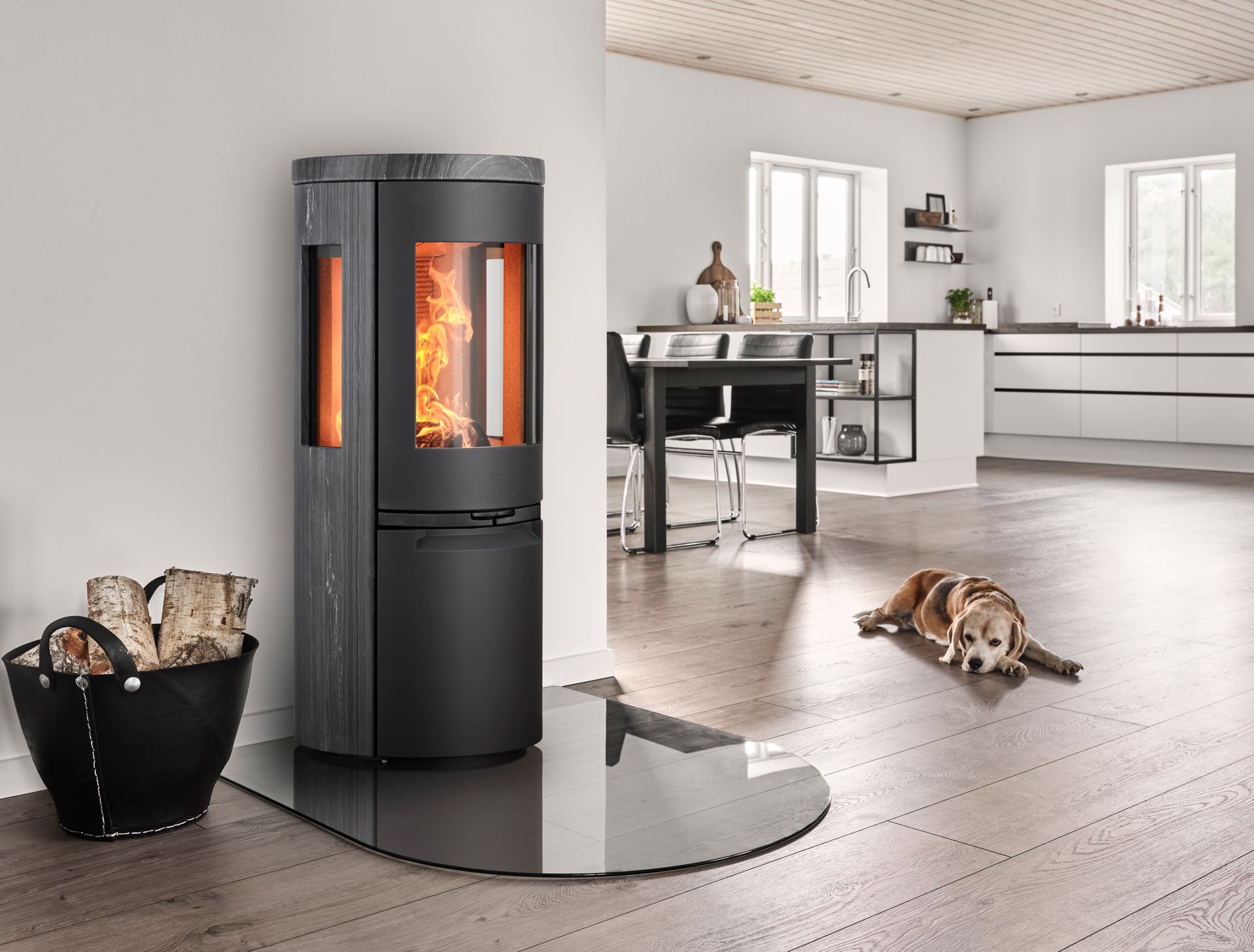 Moderner HETA Pelletofen im offenen Wohnbereich – effizienter Kaminofen für nachhaltiges Heizen
