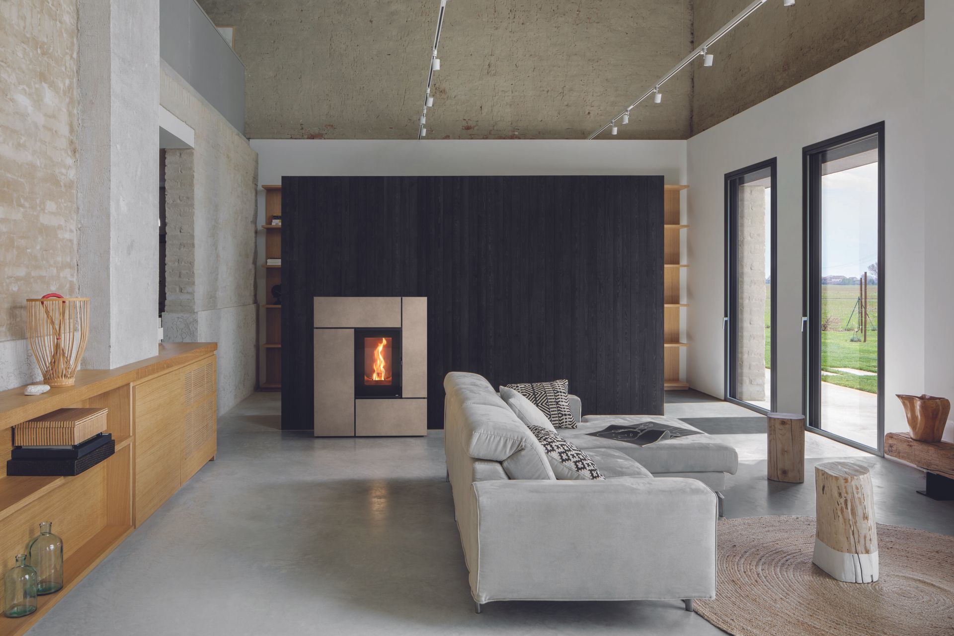 MCZ Pelletofen im großzügigen Wohnraum mit Panoramafenstern – nachhaltige Heizlösung mit modernem Design