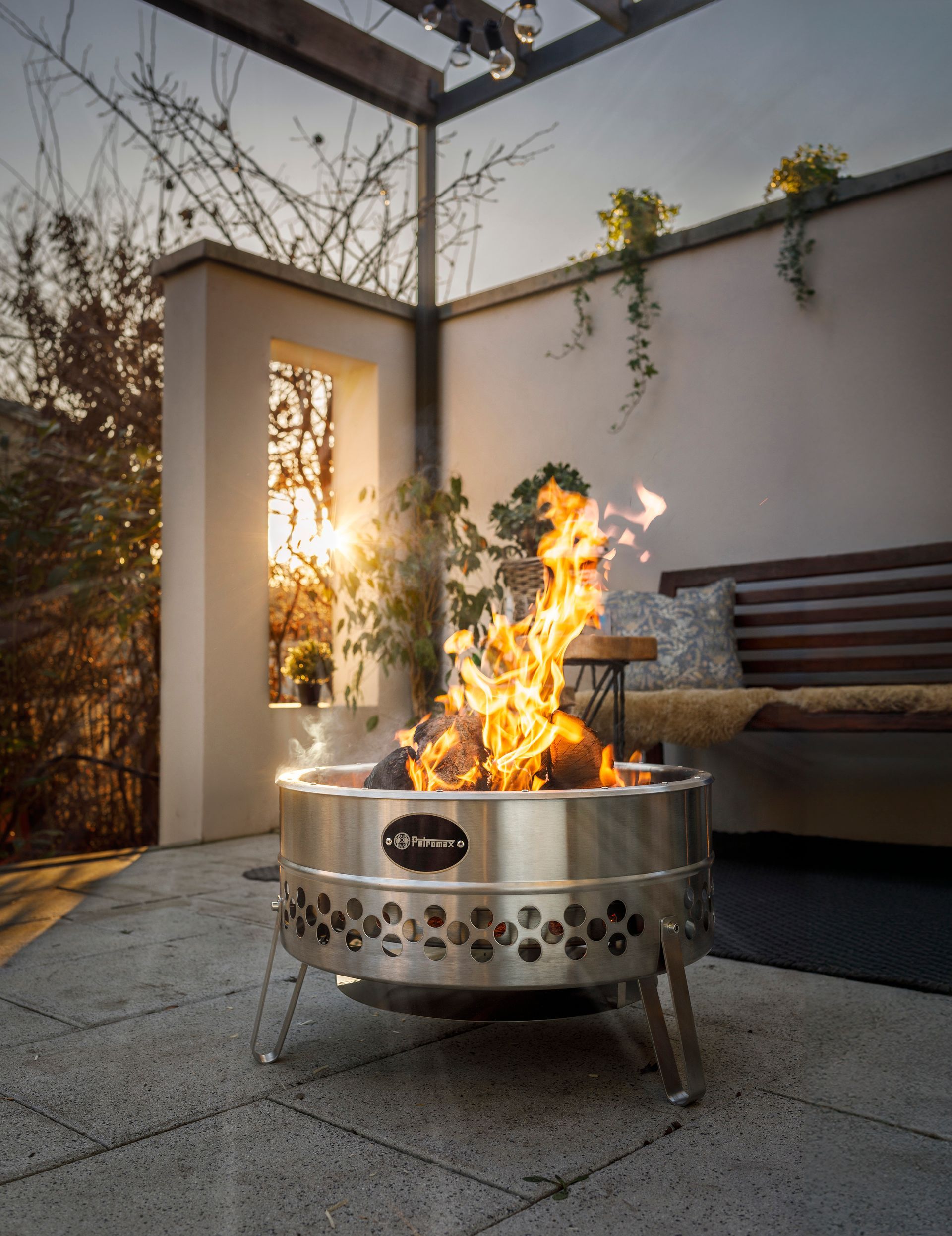 Petromax Feuerstelle im Garten – Outdoor Feuerstelle für gemütliche Abende im Freien