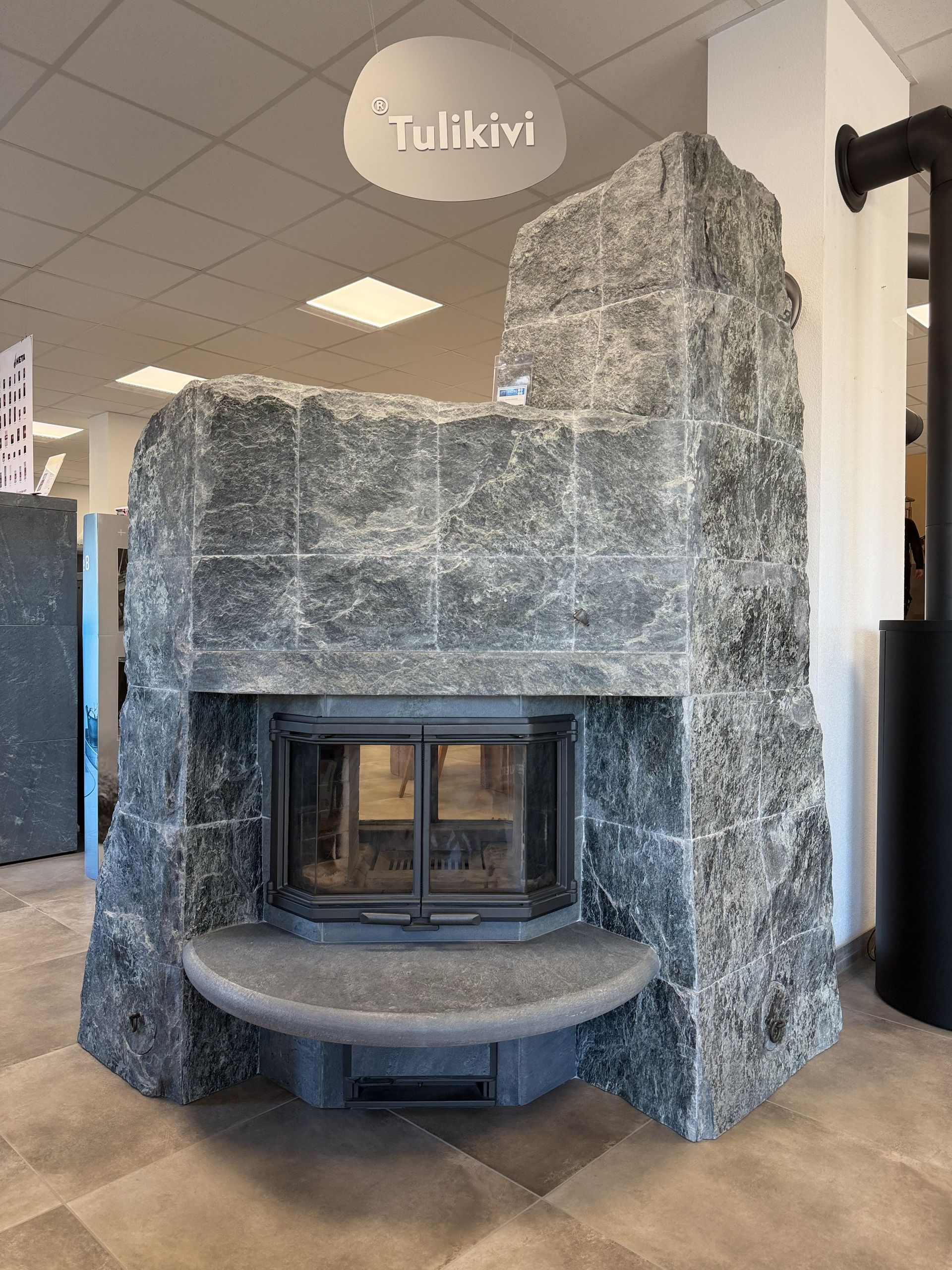 Moderner Tulikivi Specksteinofen im Showroom – hochwertiger Speicherofen vom Ofenbauer