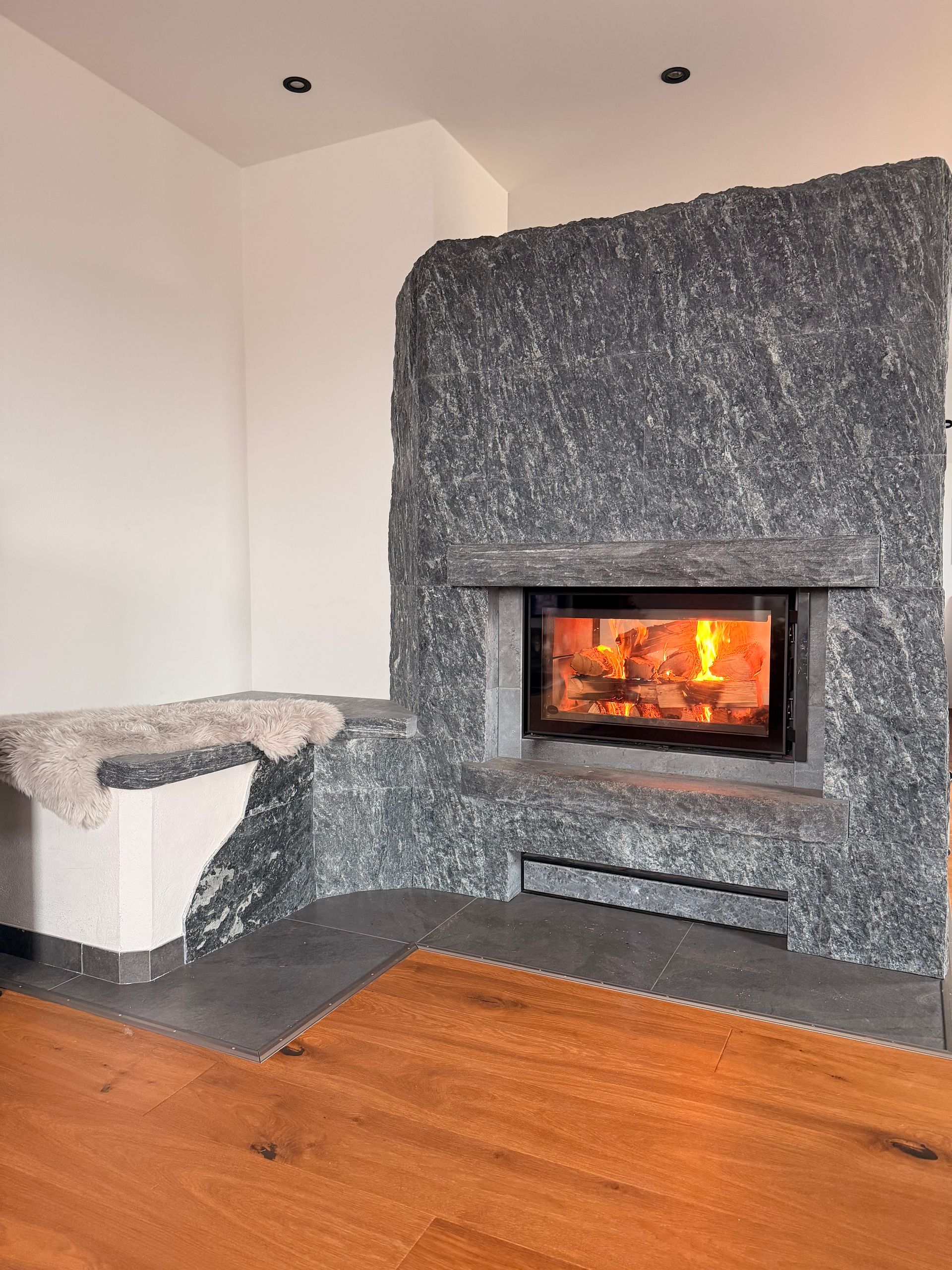 Tulikivi Specksteinofen Felsi Sondermodell im modernen Wohnraum – hochwertiger Speicherofen vom Ofenbauer
