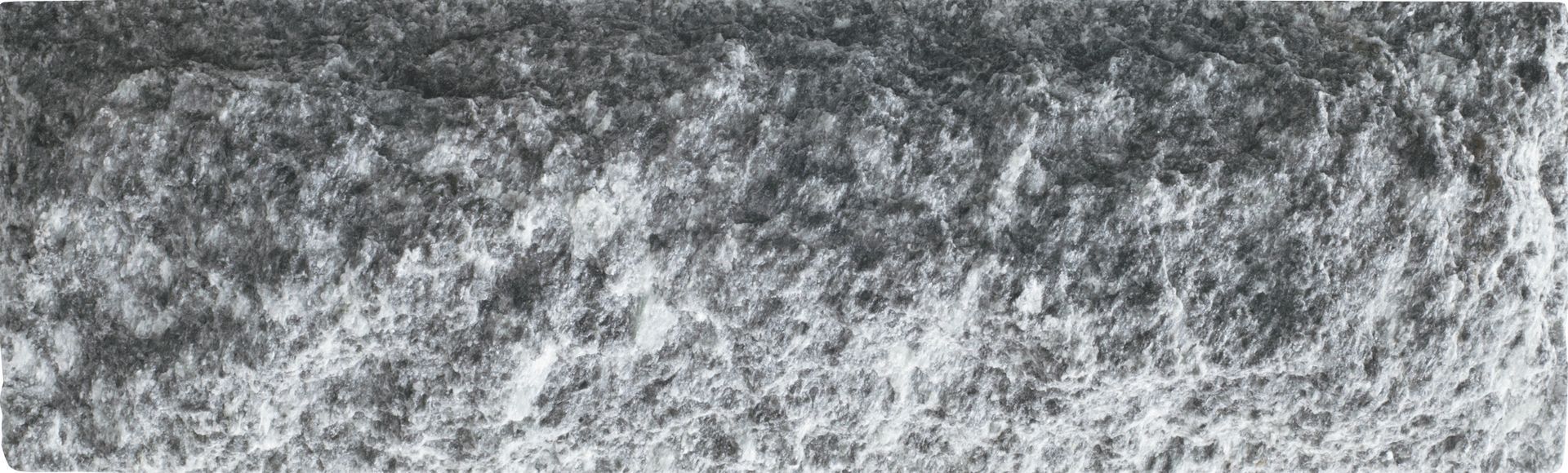 Natürliche Specksteinoberfläche Tulikivi Natural für rustikalen Kaminofen im Ofenbau