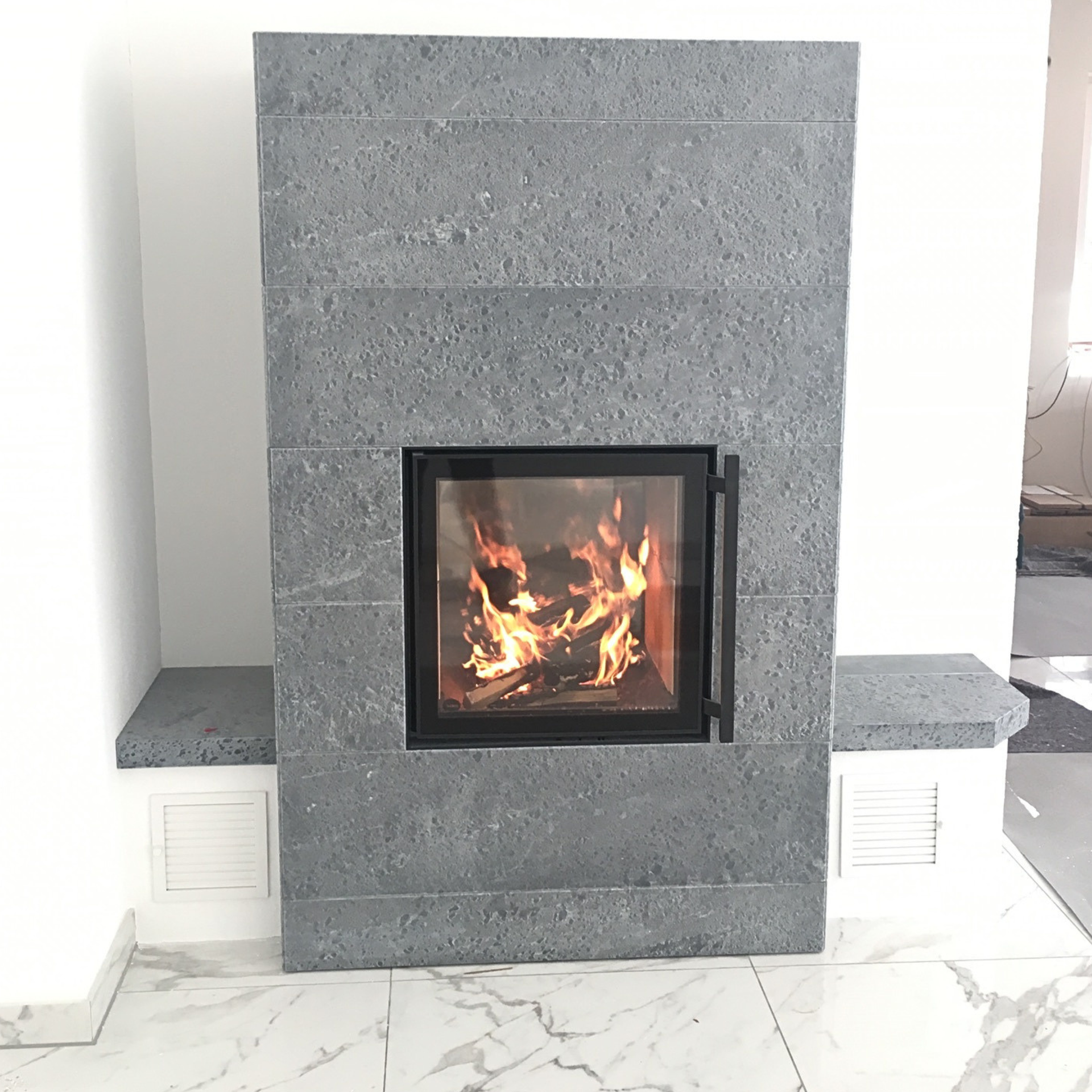 TULIKIVI-Specksteinöfen_RAITA mit Ofenbank 