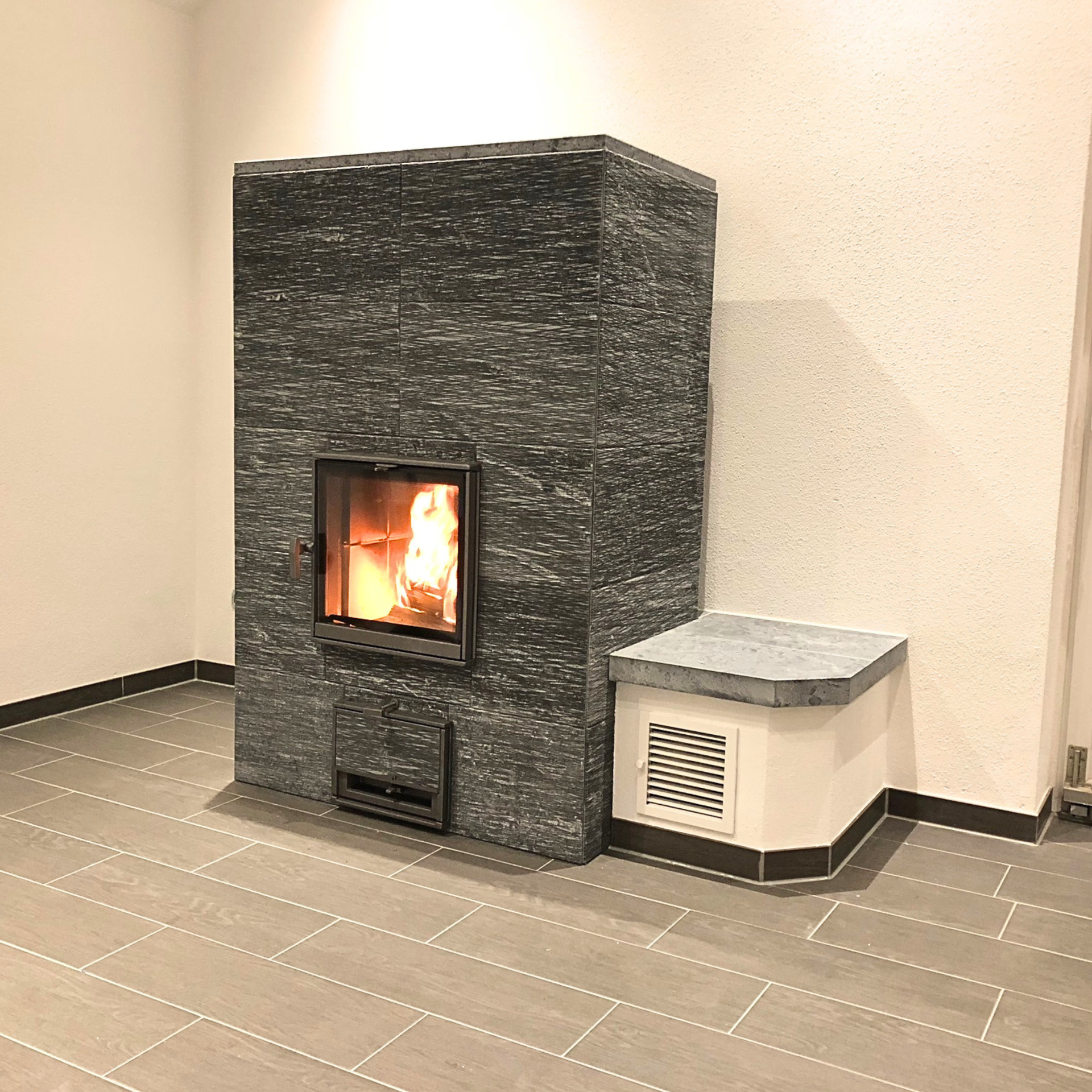 TULIKIVI-Specksteinöfen_TU1000 Grafia mit Ofenbank 