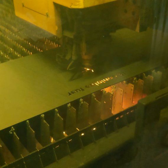 Laserschneiden eines Bleches