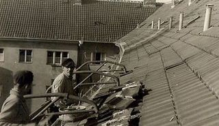 Kai Schmid Dachdeckerei und Bauklempnerei – Menschen auf einem Flachdach