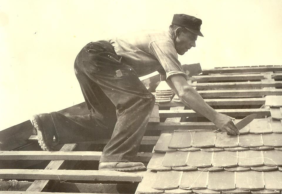 Arbeiter auf dem Dach