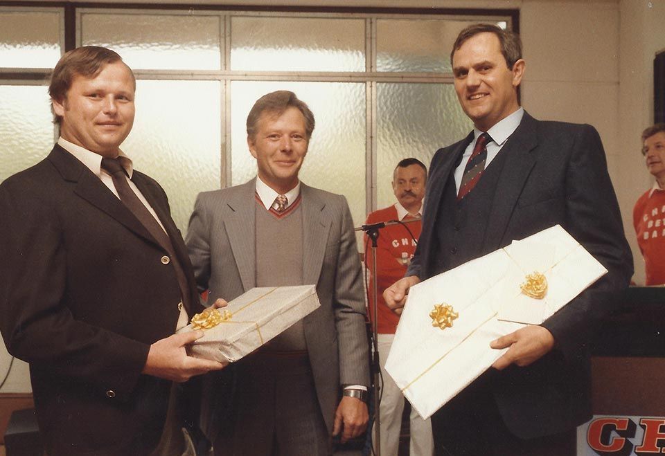 Männer, die Geschenke halten