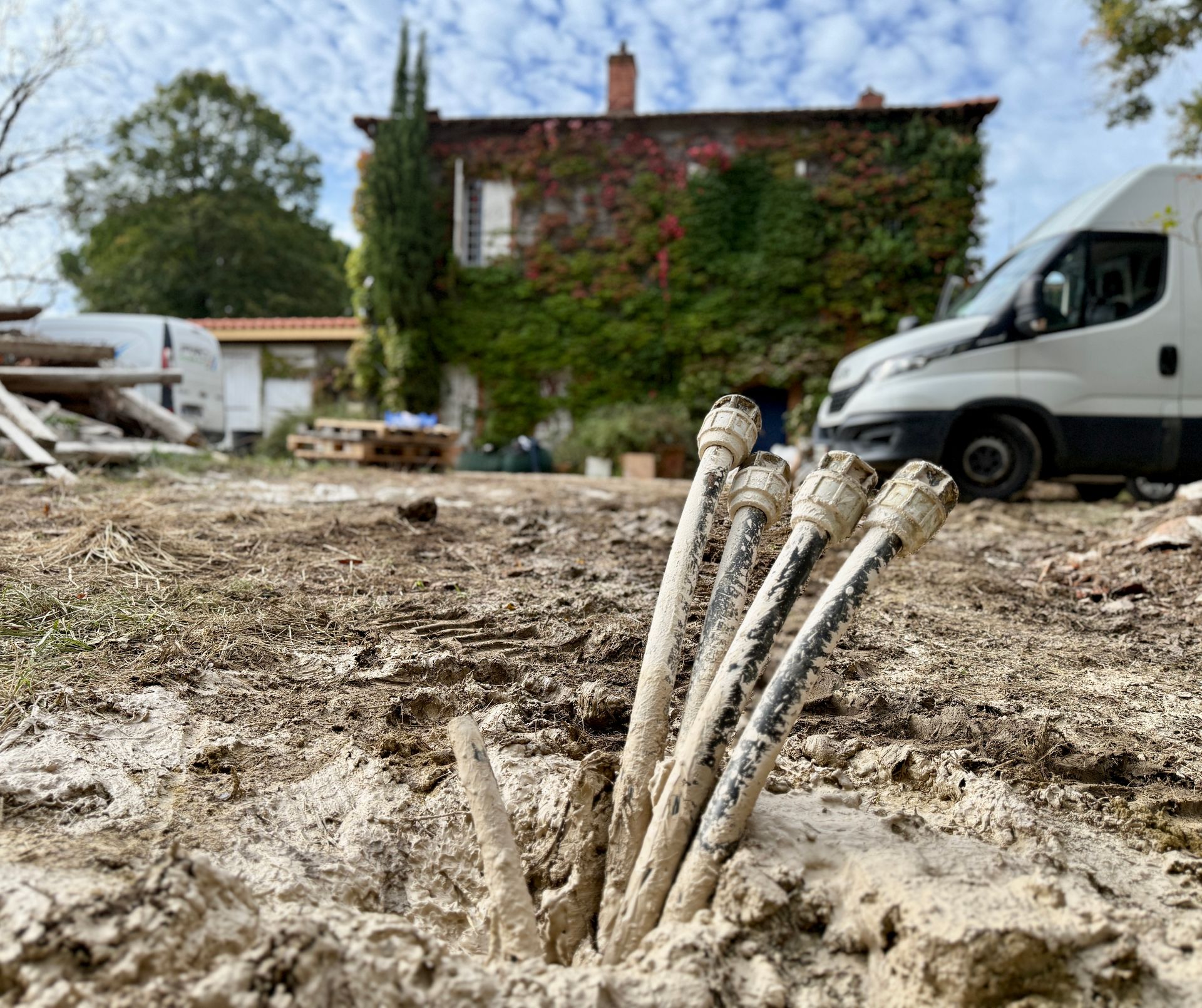 Câbles sortant de terre pour de la géothermie