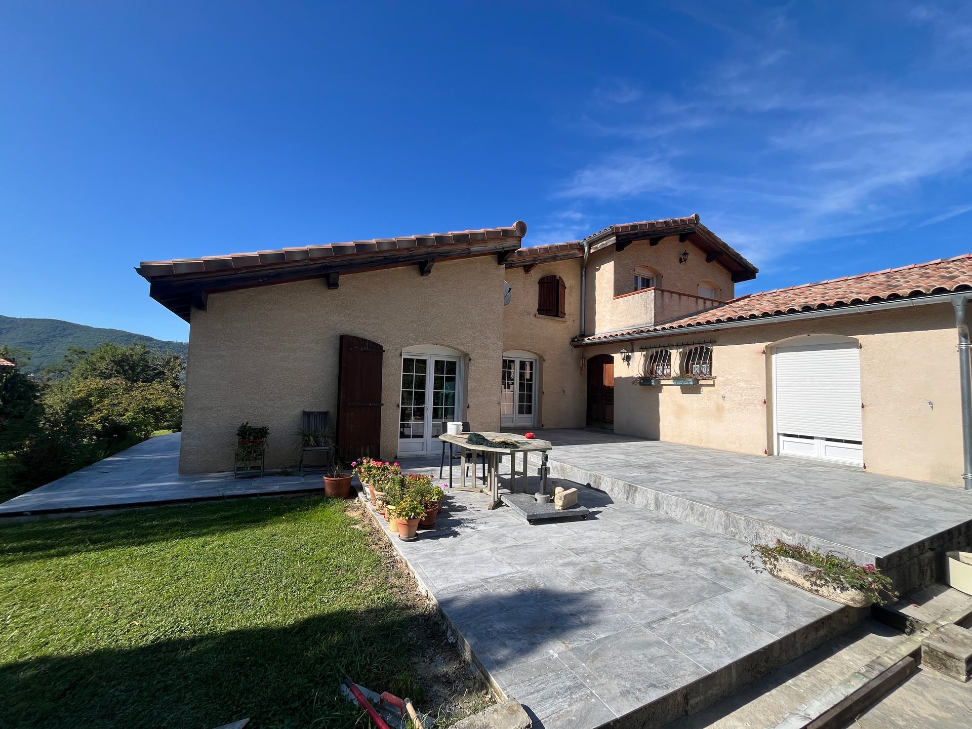 Trottoir fini devant une maison