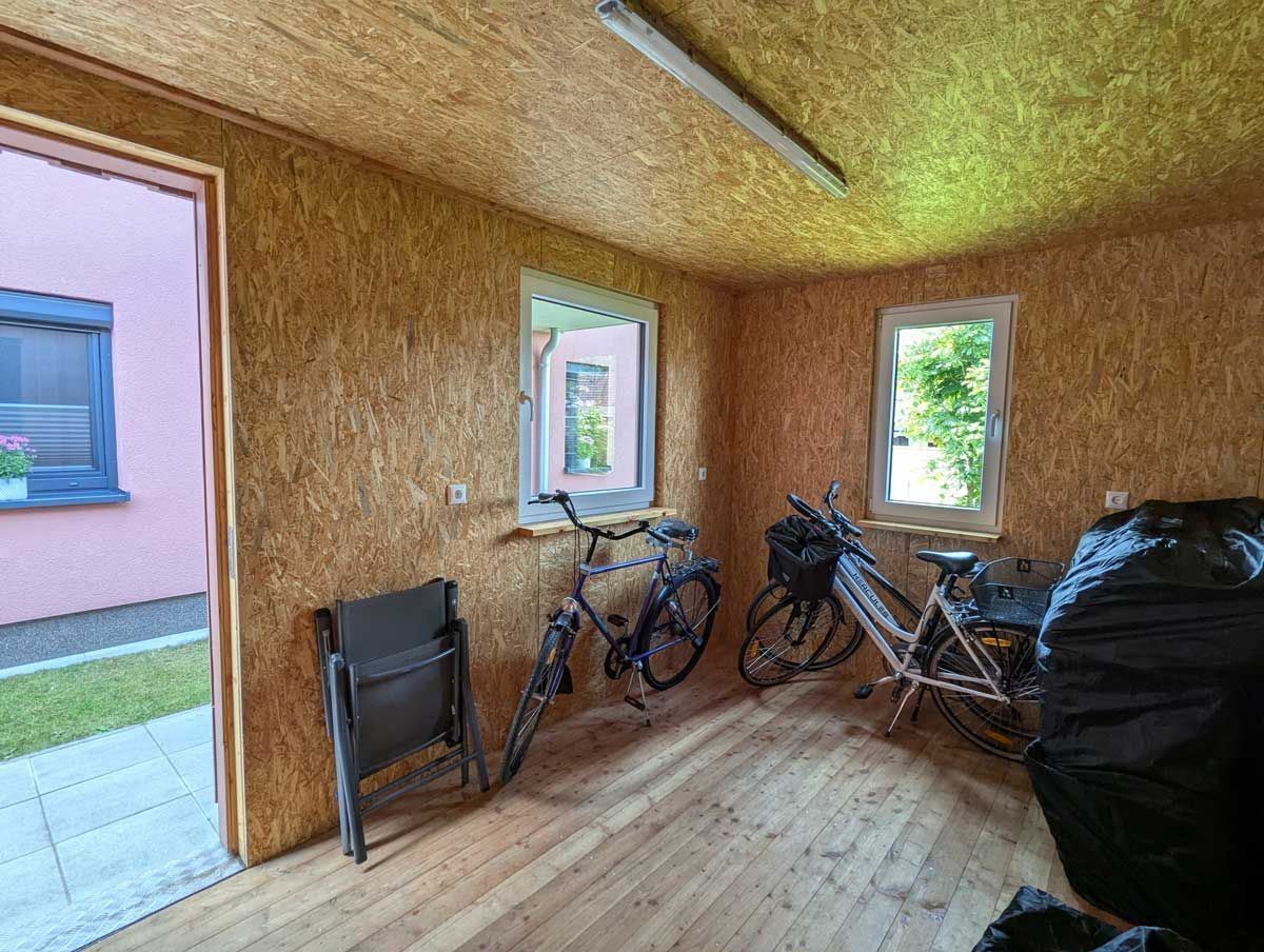 Fahrradschuppen von innen