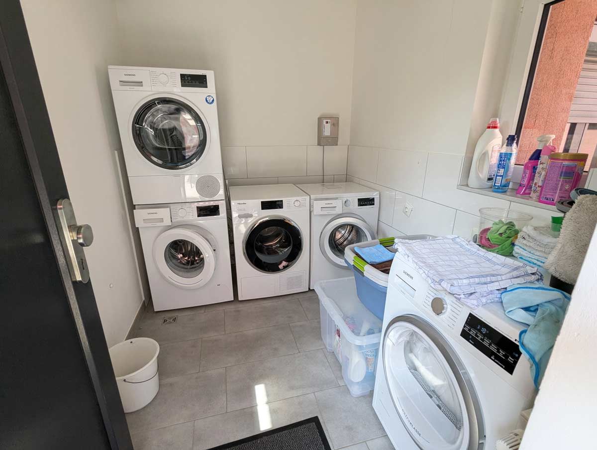 Waschküche mit Waschmaschinen und Wäschetrocknern