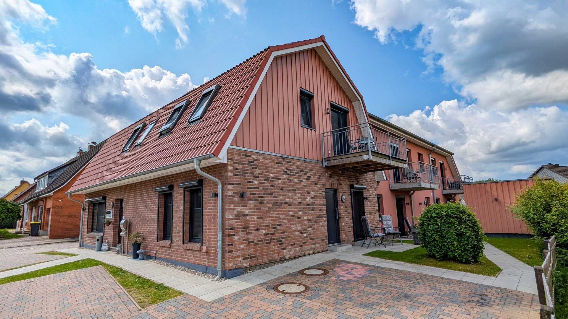 Außenbereich und Parkplatz sowie Aussicht auf die Ferienwohnungen im Greenments