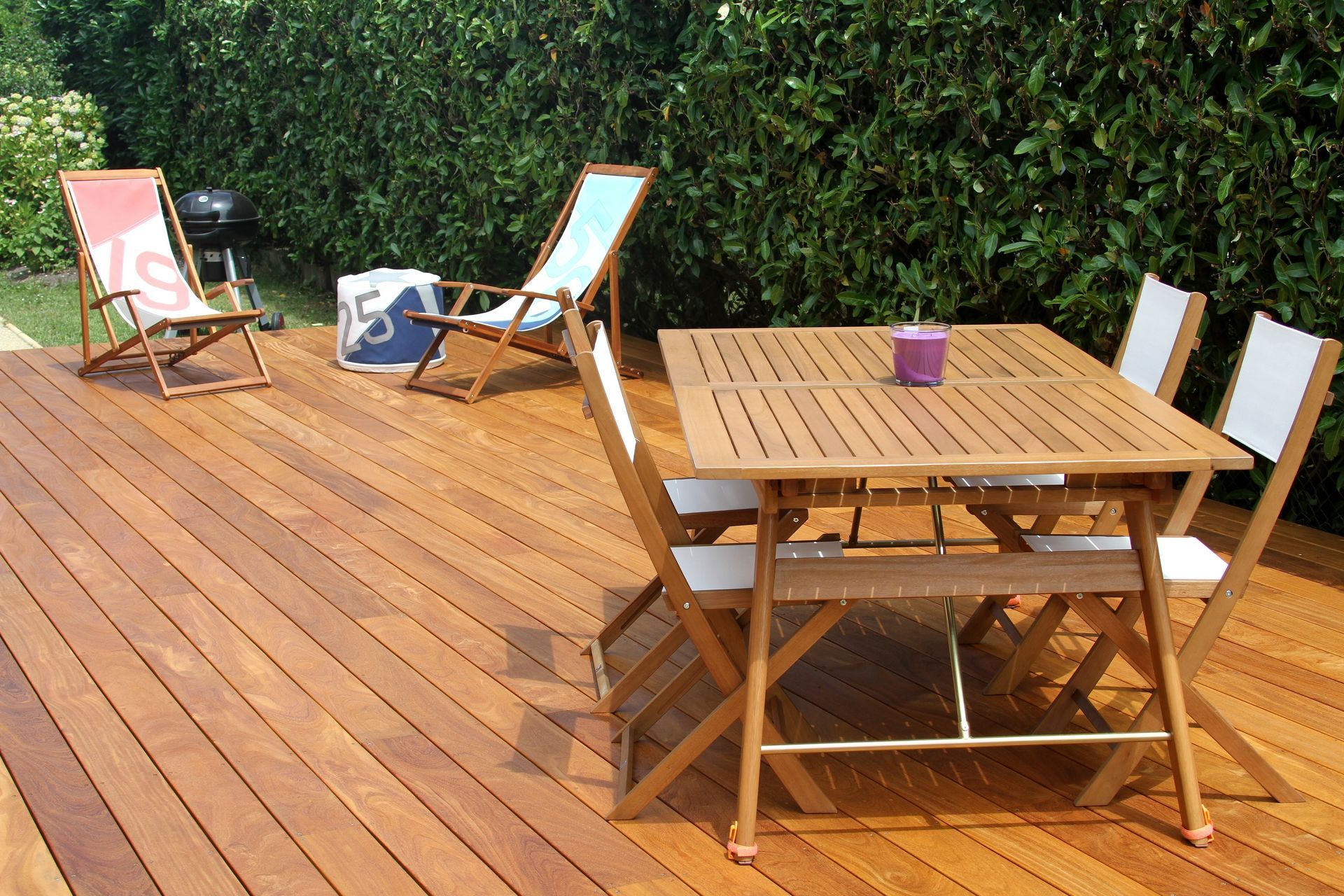 Du mobilier de jardin sur une terrasse en bois