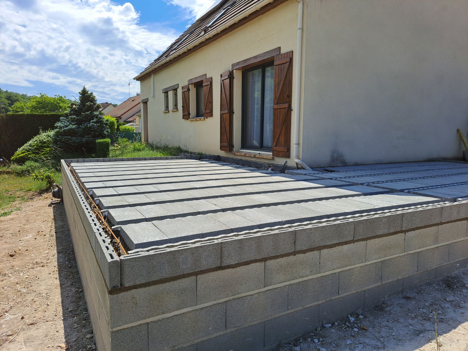 Construction d'une terrasse surélevée en béton