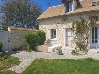 Façade de maison en pierre et terrasse