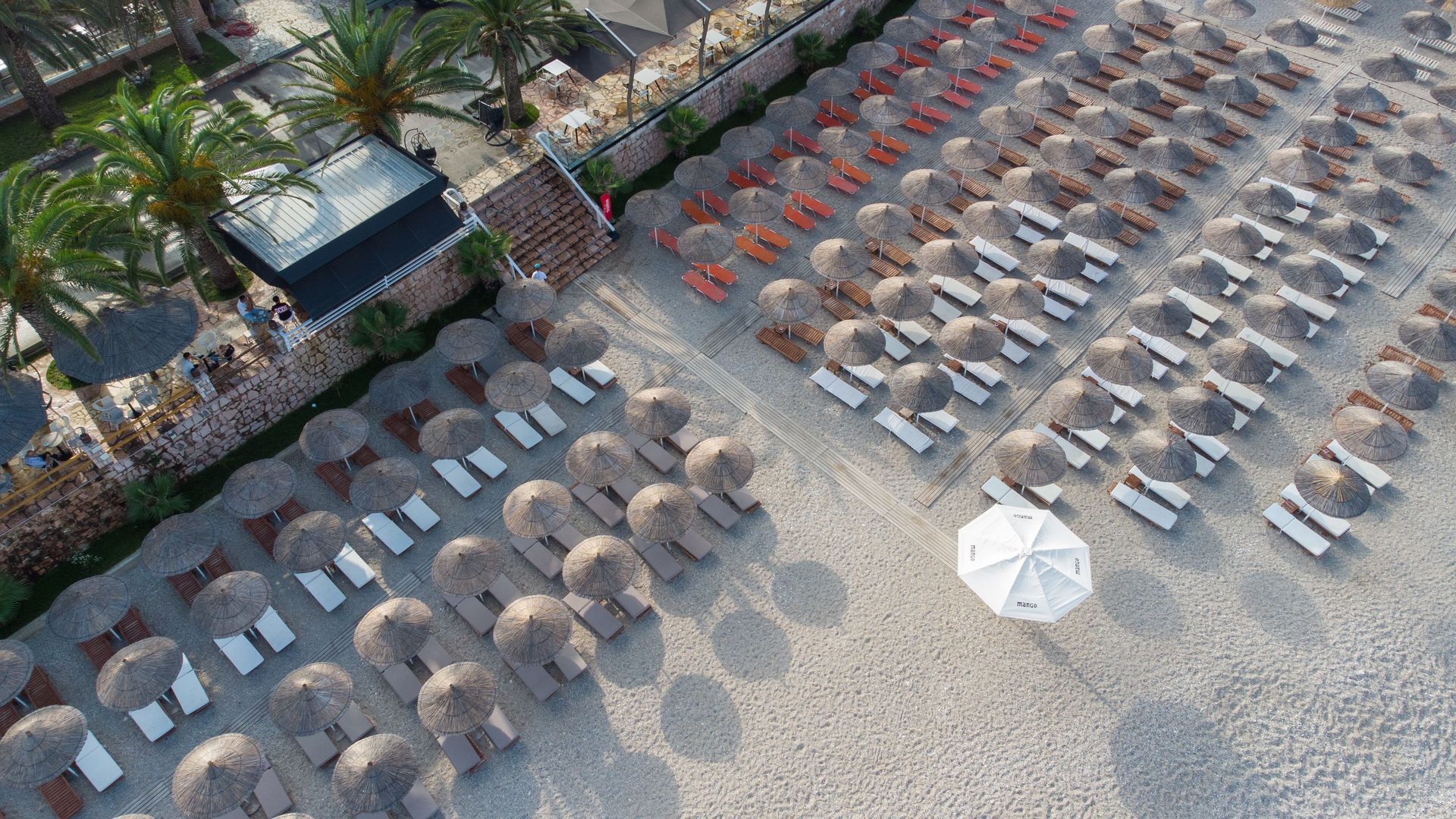 Ligbedden en parasols op het strand bij Mambo Beach