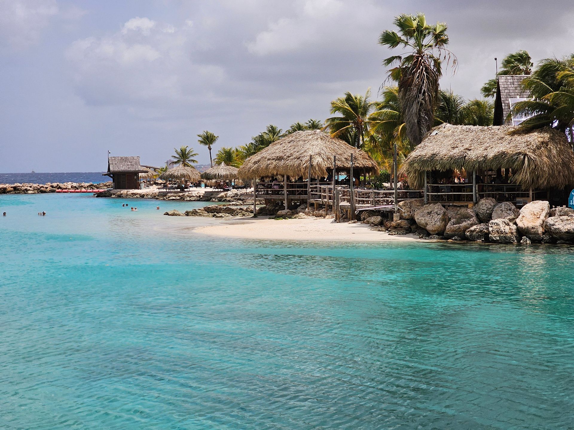 Baai met palapa's aan de westkant van Curacao