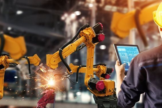 Työntekijä tarkastelee työkoneita