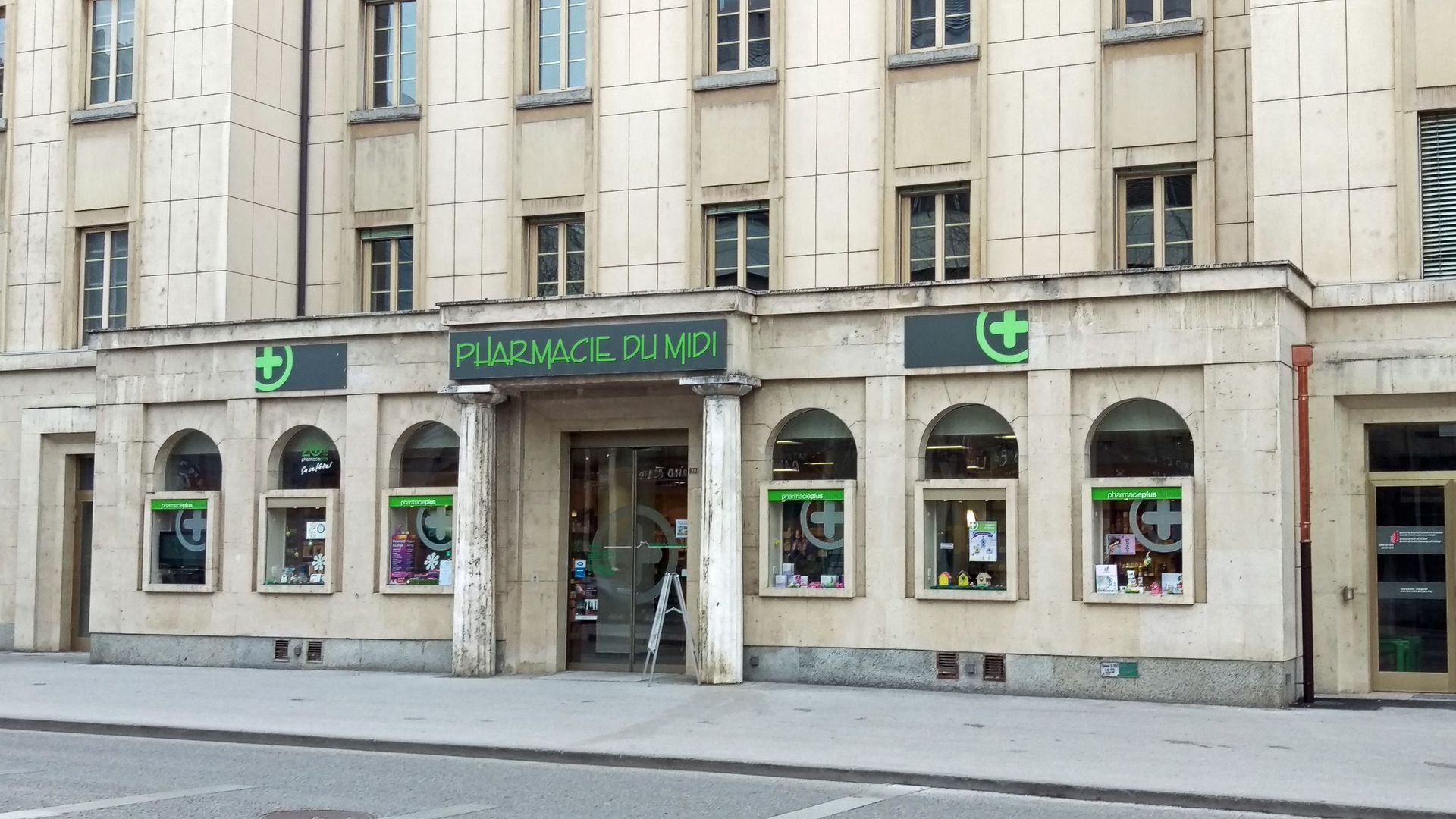 Vitrine et extérieur de la Pharmacie du Midi à Sion