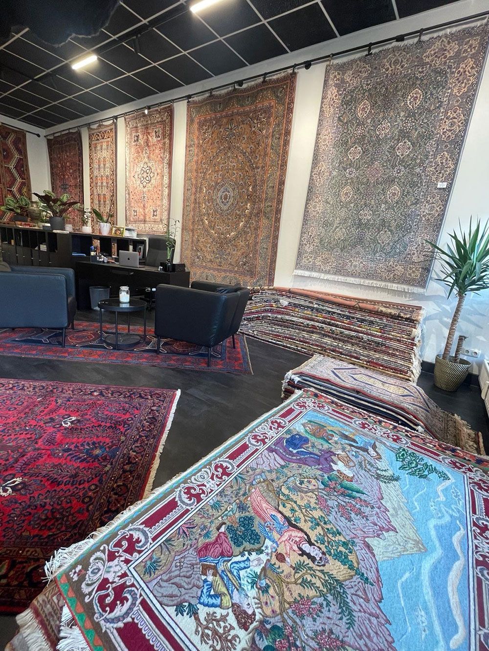 Ein Raum voller Teppiche und Stühle.