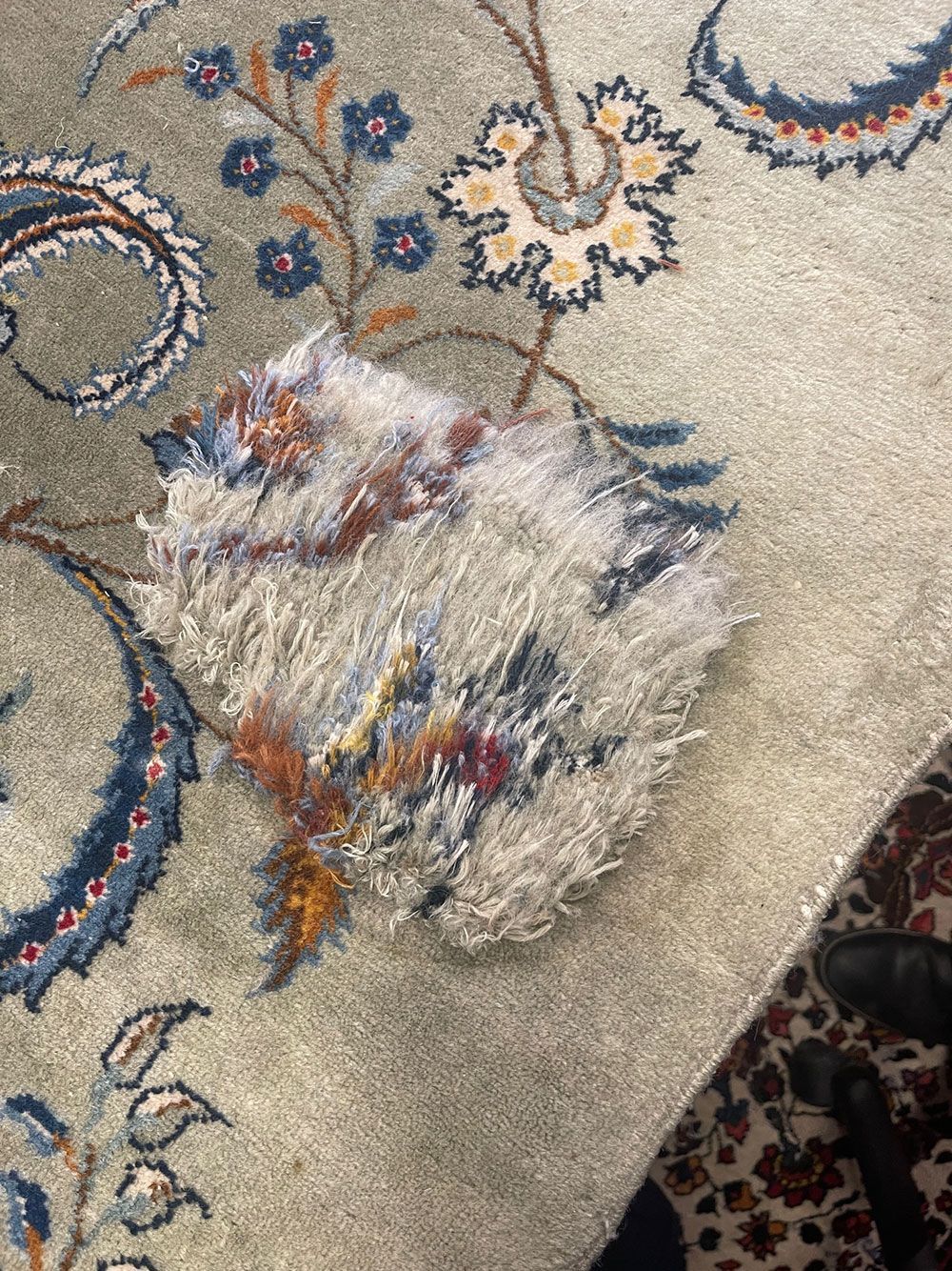 Eine Nahaufnahme eines Teppichs mit einem Blumenmuster.