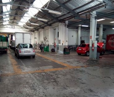 Un camión de Coca Cola está estacionado en un garaje.