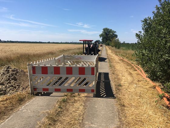 Abgesperrter Feldweg